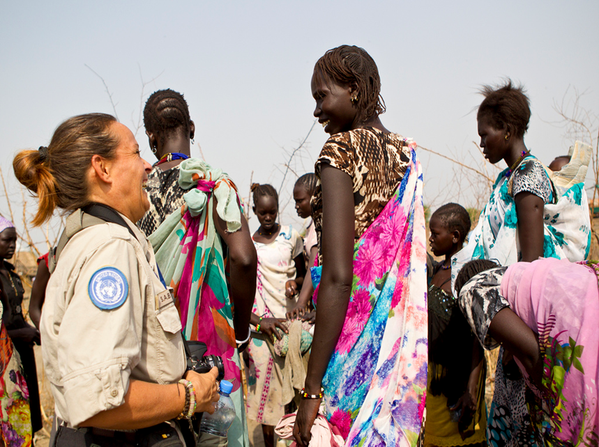 A female peacekeeper is communicating with local women.