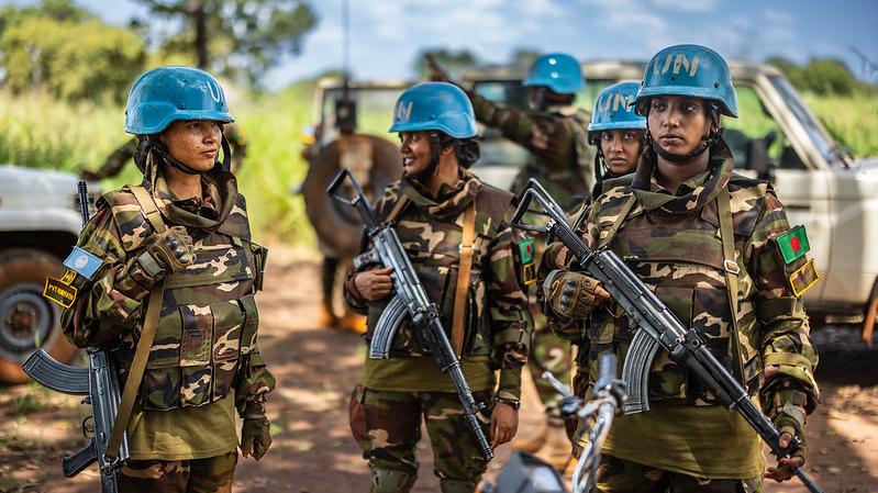 UN Peacekeepers meet with community members in South Sudan