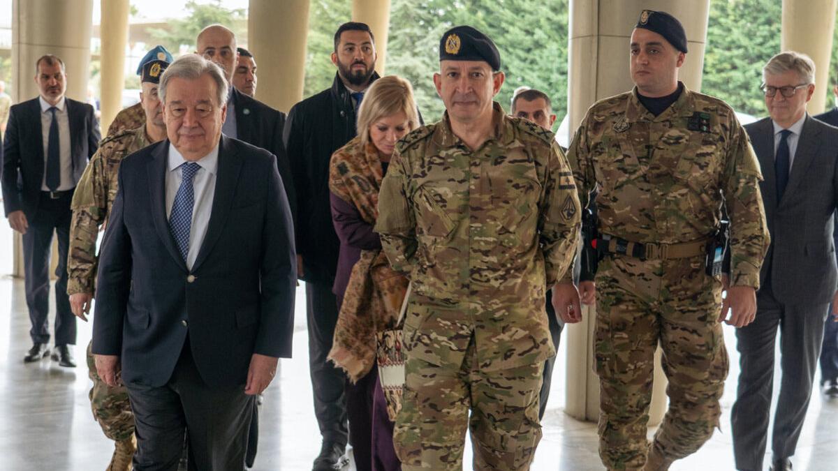 António Guterres en compagnie du commandant des Forces armées libanaises et d'autres responsables de l'ONU.
