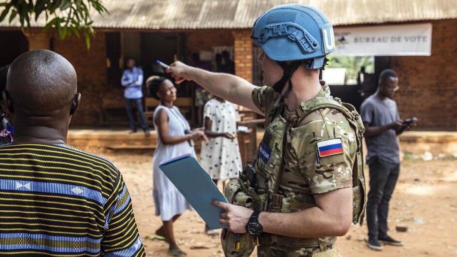 Des soldats de la force de maintien de la paix en patrouille devant un bureau de vote dans la capitale, Bangui, pendant les élections.