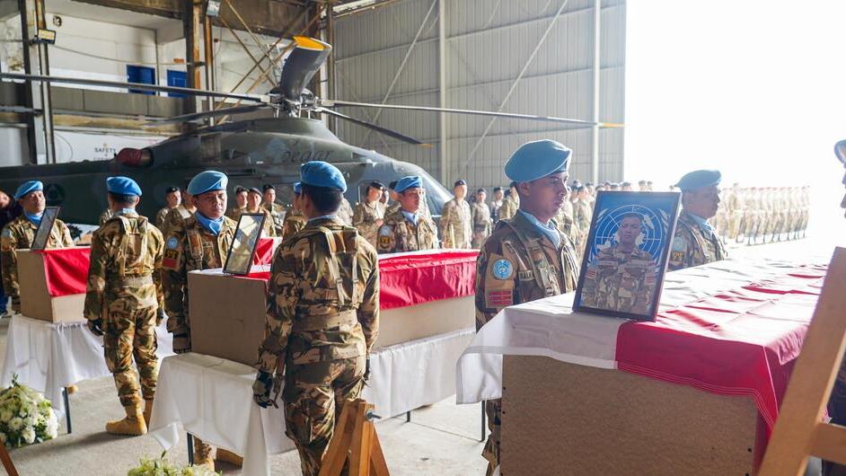 在贝鲁特举行的纪念仪式上,向阵亡的印尼维和人员致以崇高敬意。