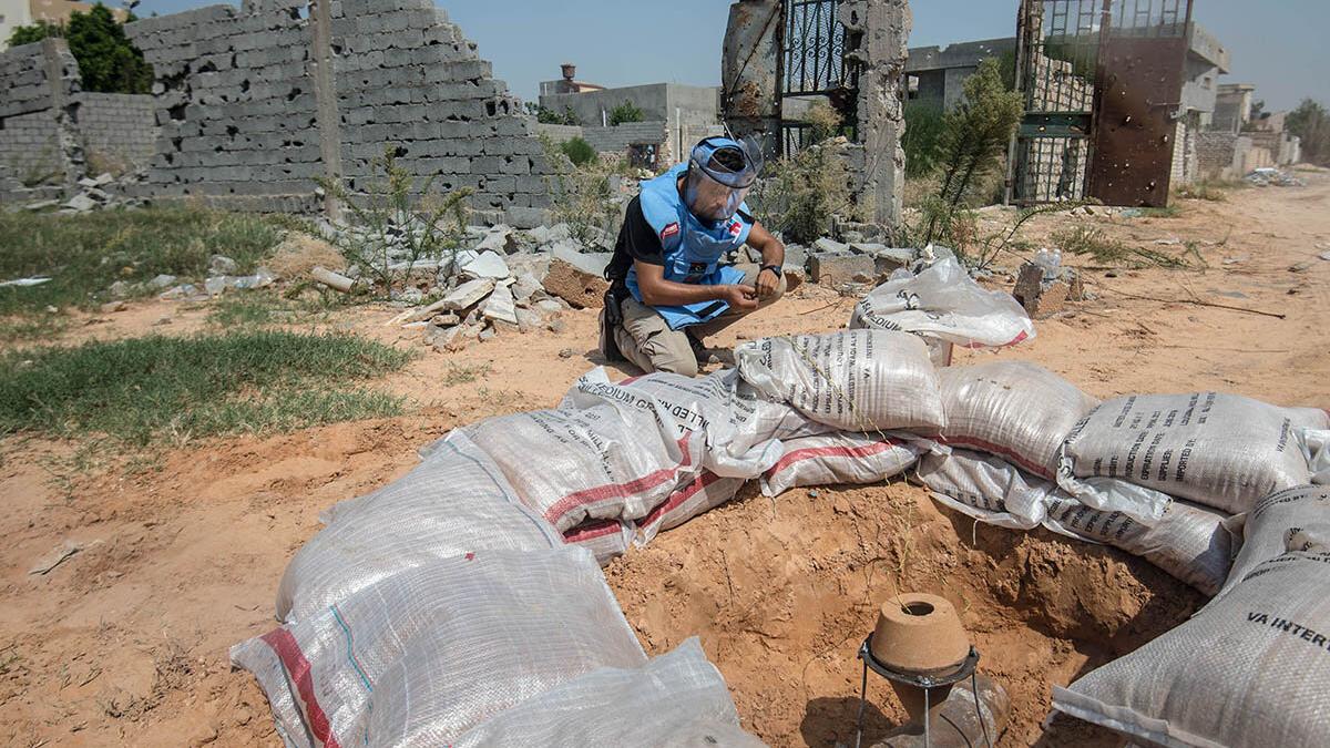 Free Fields Foundation (3F) team leader performing rendsafe procedure in Tripoli (supported by UNMAS and Italian Government).