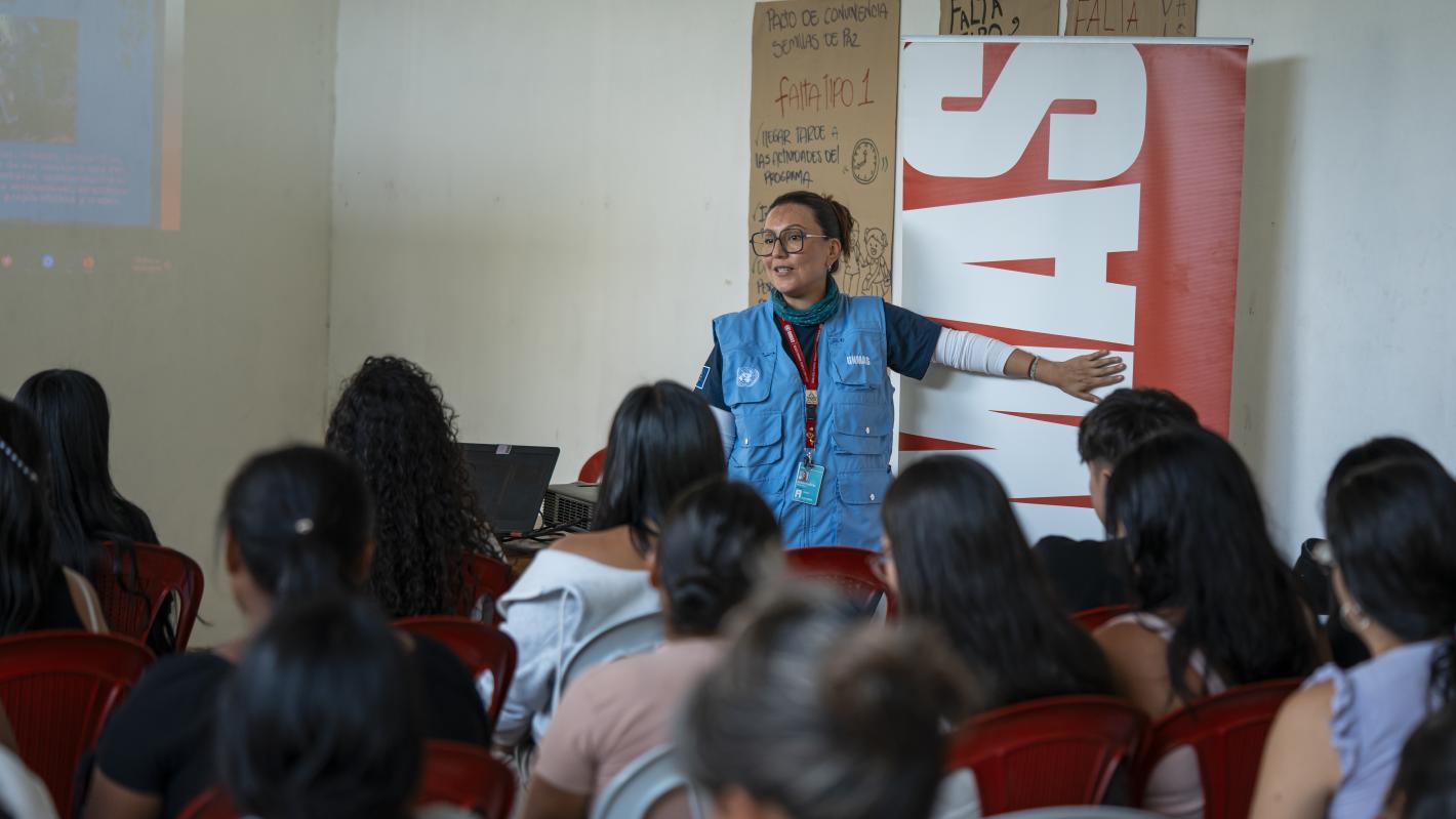 La Coordinadora Humanitaria de UNMAS brinda educación en el riesgo de artefactos explosivos a 40 mujeres líderes comunitarias en Ricaurte, Nariño.