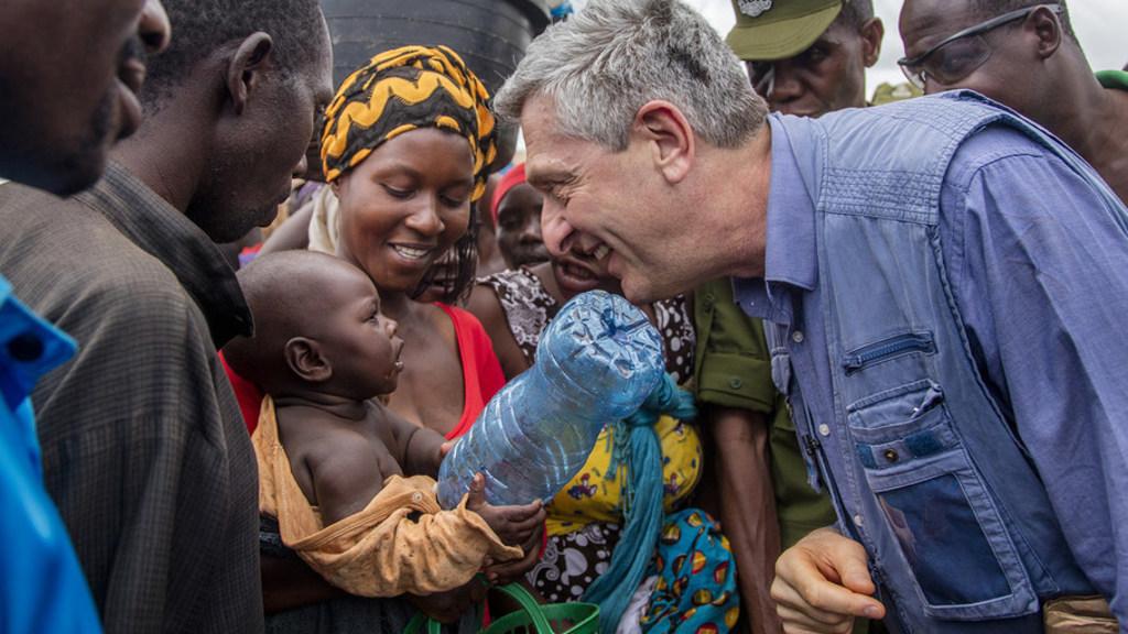 Filippo Grandi, Haut-Commissaire de l'ONU pour les réfugiés, s'entretient avec une femme et son bébé lors de sa visite au camp de réfugiés de Nyarugusu dans le district de Kasulu, dans l'ouest de la Tanzanie, le 7 février 2019. Photo HCR/Georgina Goodwin