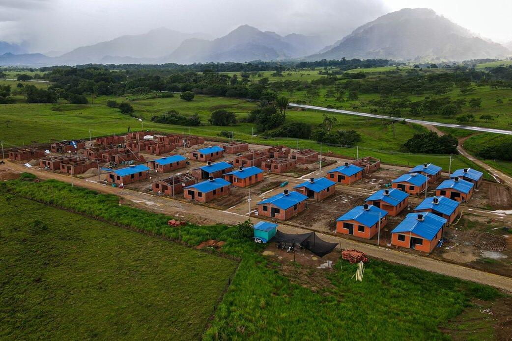 Junto con otros integrantes del colectivo, han iniciado cultivos de tomate y caña, buscando reactivar su molienda para la producción de panela, un proyecto pensado no solo para su beneficio, sino también para incluir a la comunidad campesina que los rodea. El acceso a la tierra es su mayor reto. Sin un terreno propio, sus proyectos productivos y de vivienda no pueden consolidarse. “Nuestro sueño es tener tierra. Tierra para sembrar, criar a nuestros hijos, trabajar como campesinas que somos”, enfatiza Án