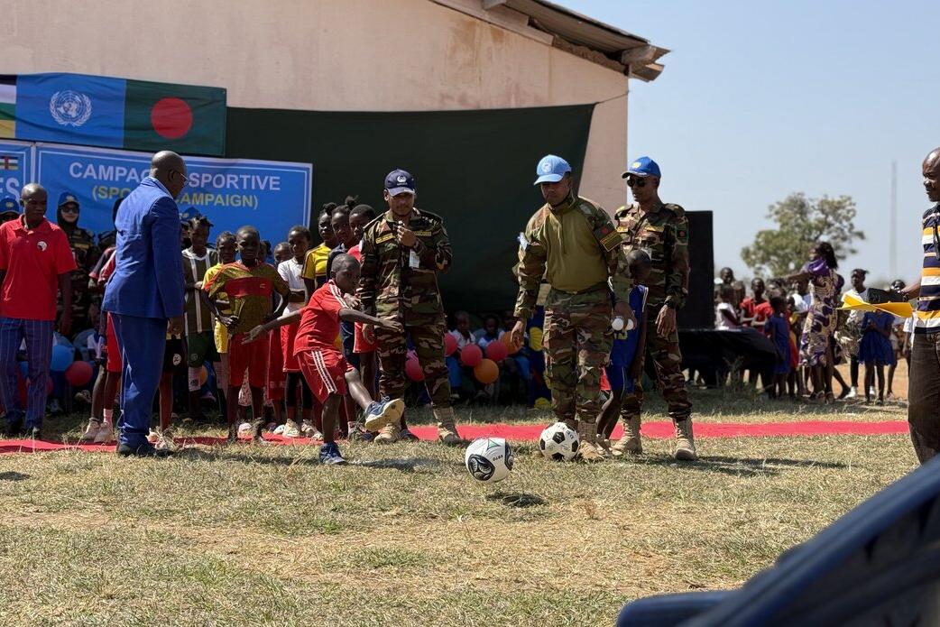 Des soldats de la paix et des membres de la communauté jouent au football
