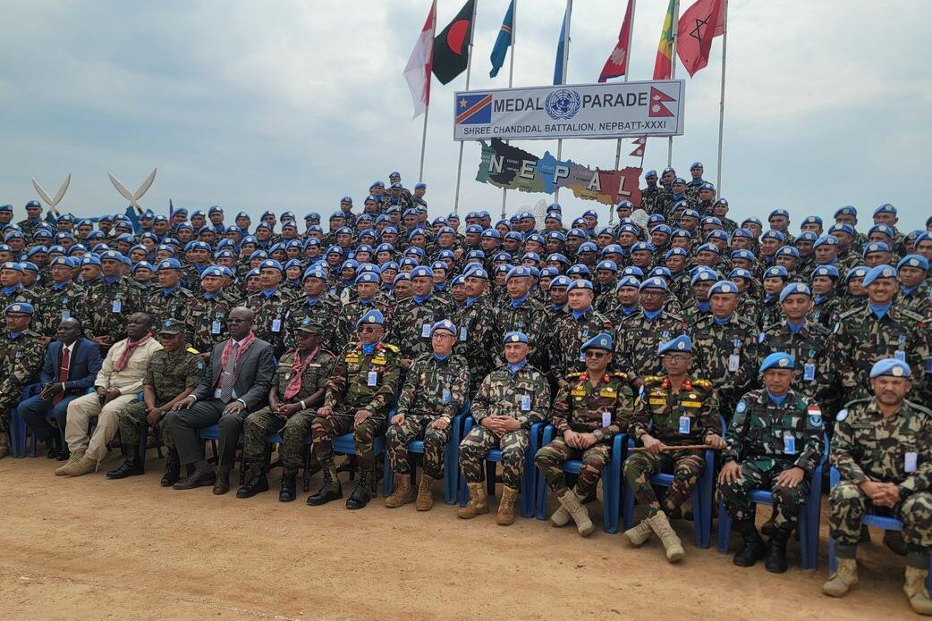 Un groupe de soldats de la paix pose pour une photo.