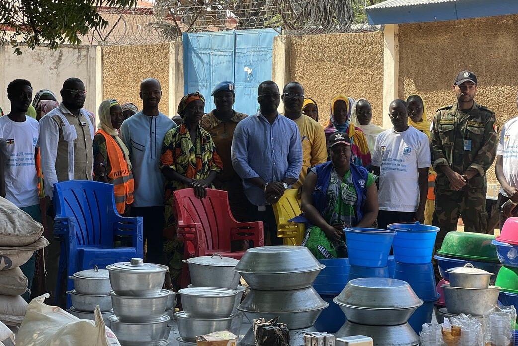 Un groupe de représentants est photographié.
