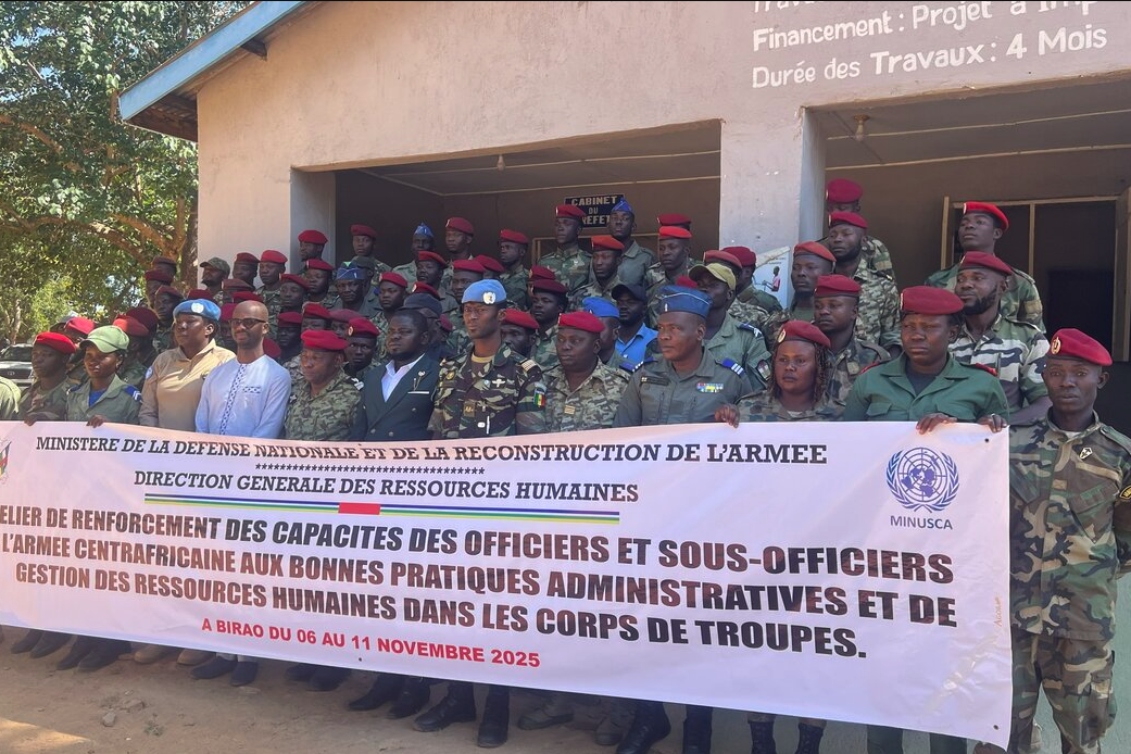 Un groupe de représentants est photographié. 