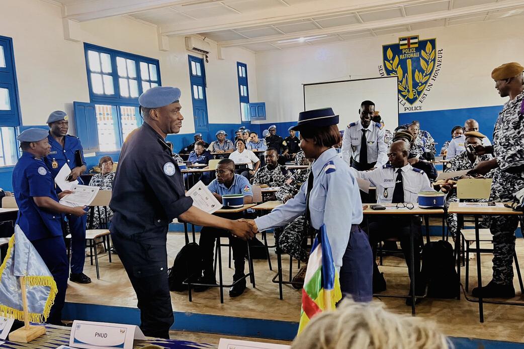 Deux forces de sécurité intérieure se serrent la main.