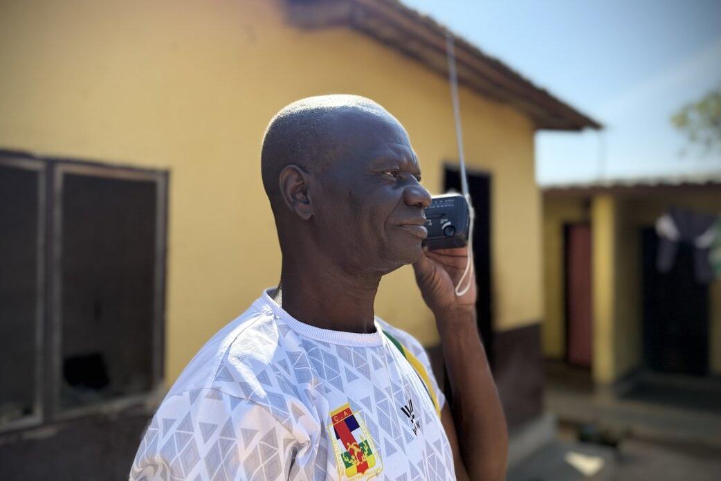 Un homme utilise un équipement radio.