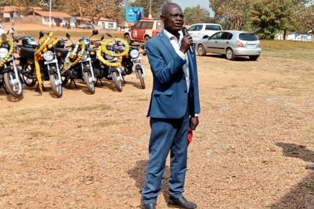 Un représentant prend la parole dans un microphone.