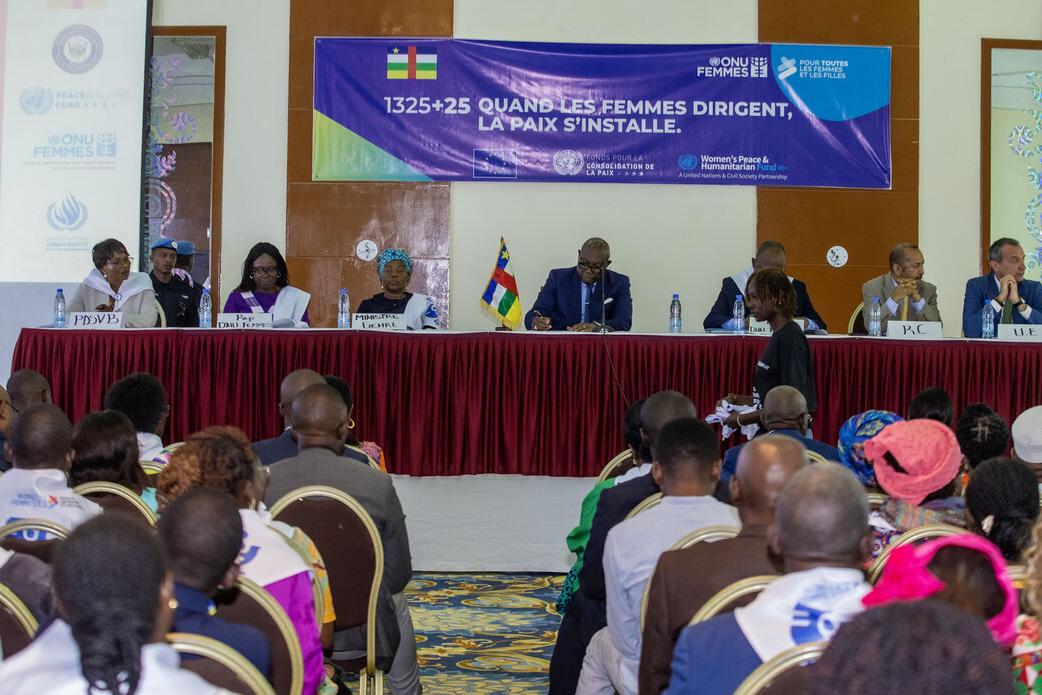 Un panel est photographié lors de l’événement « 1325+25 : Quand les femmes dirigent, la paix s’installe ». 