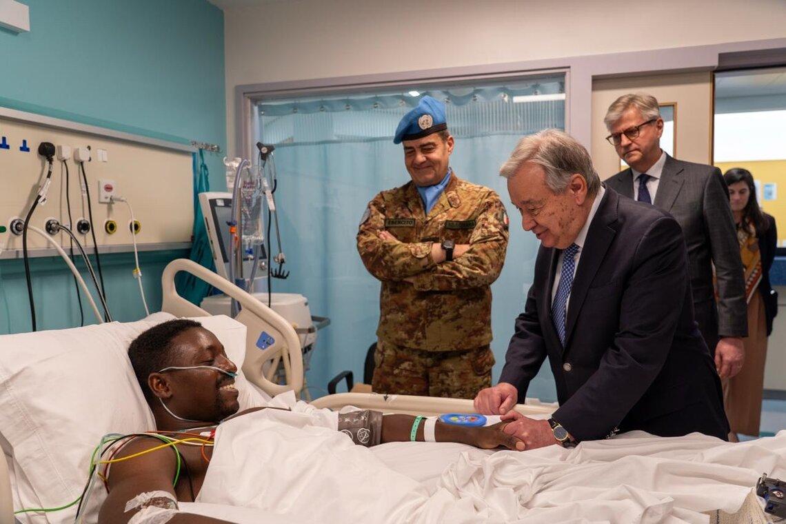 António Guterres visits a Ghanaian peacekeeper laying in hospital bed