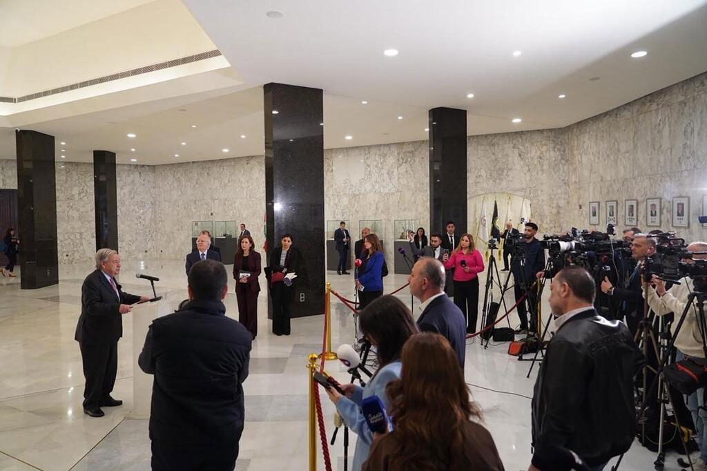 Le chef de l'ONU, António Guterres (à gauche), s'adresse aux médias à Beyrouth, au Liban