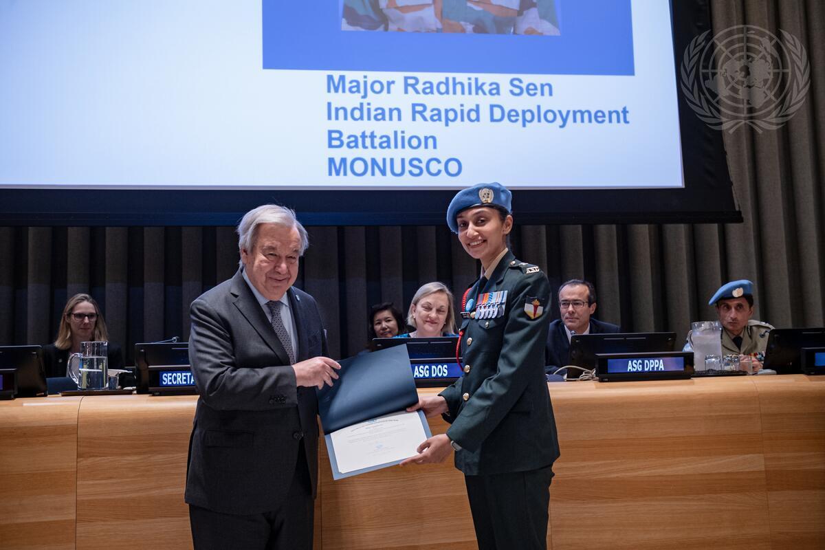 Secretary-General António Guterres (left) presents the Military Gender Advocate of the Year Award to Major Radhika Sen (right). 