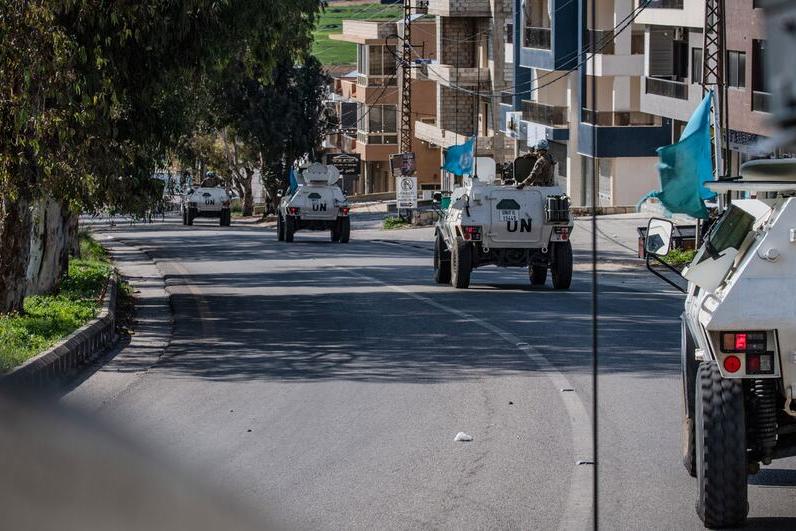 الجيش الفرنسي/باسيلي بينيو قوات حفظ السلام التابعة للأمم المتحدة تقوم بدوريات في دير كيفا في جنوب لبنان.