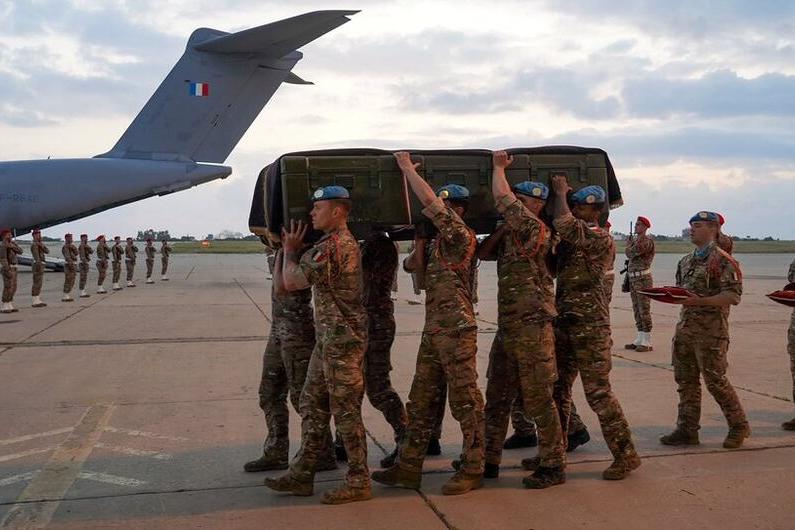 El cuerpo del casco azul de la ONU, el sargento jefe Florian Montorio, que murió sirviendo a la paz, es repatriado a su país de origen.