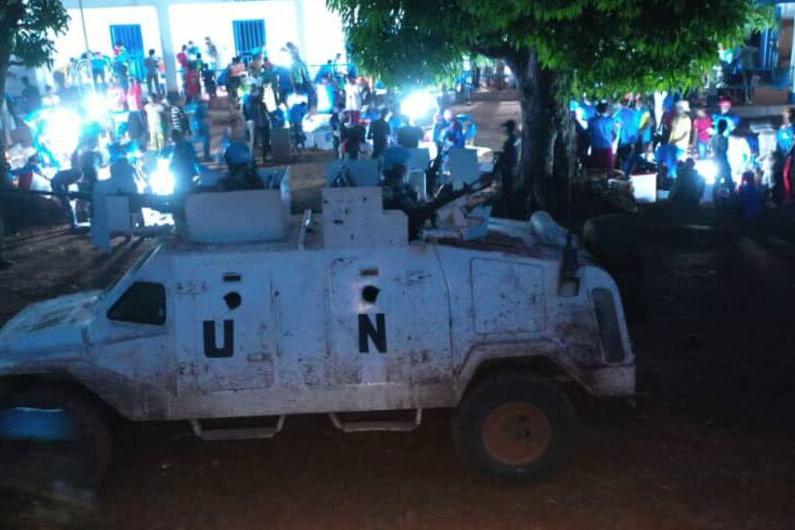 Un véhicule de l'ONU de nuit.