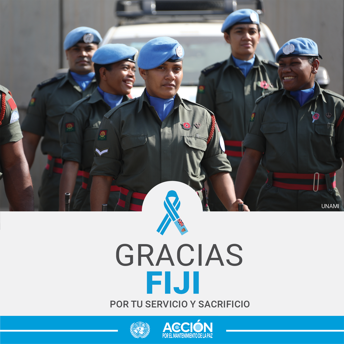 Militares vestidas de uniforme con boinas azules