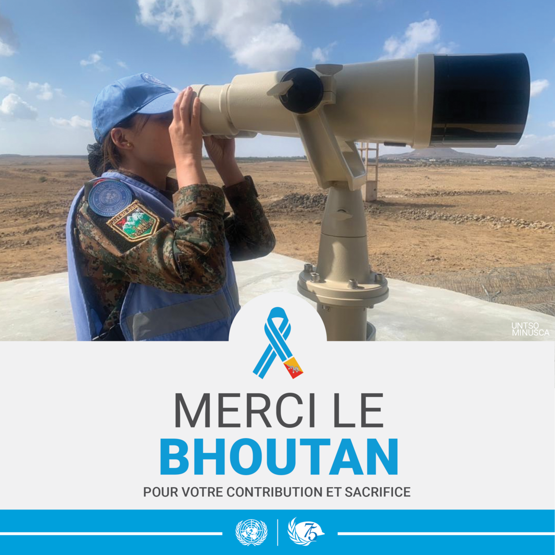 Une femme Casque bleu regardant dans des jumelles