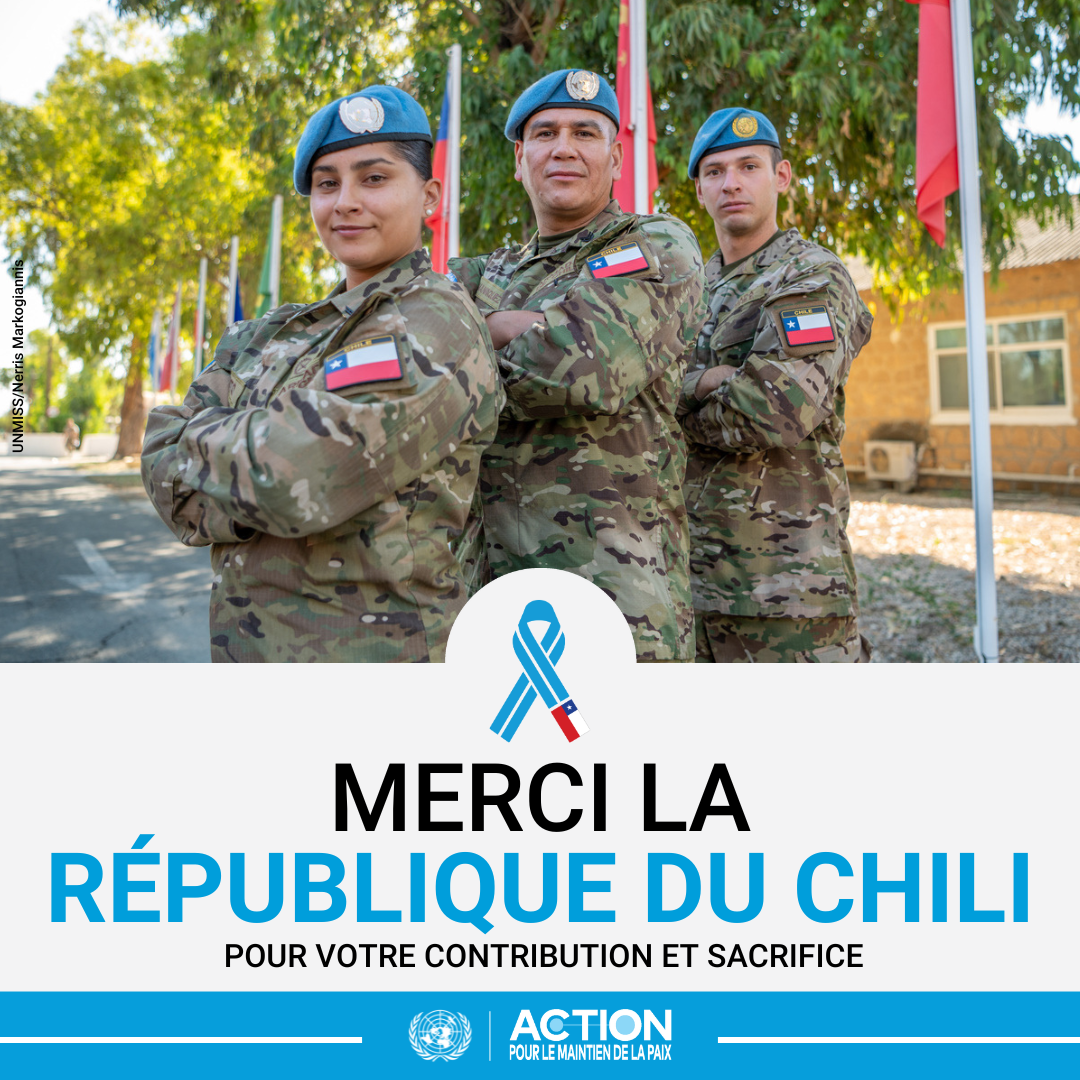 Des Casques bleus posent devant la caméra