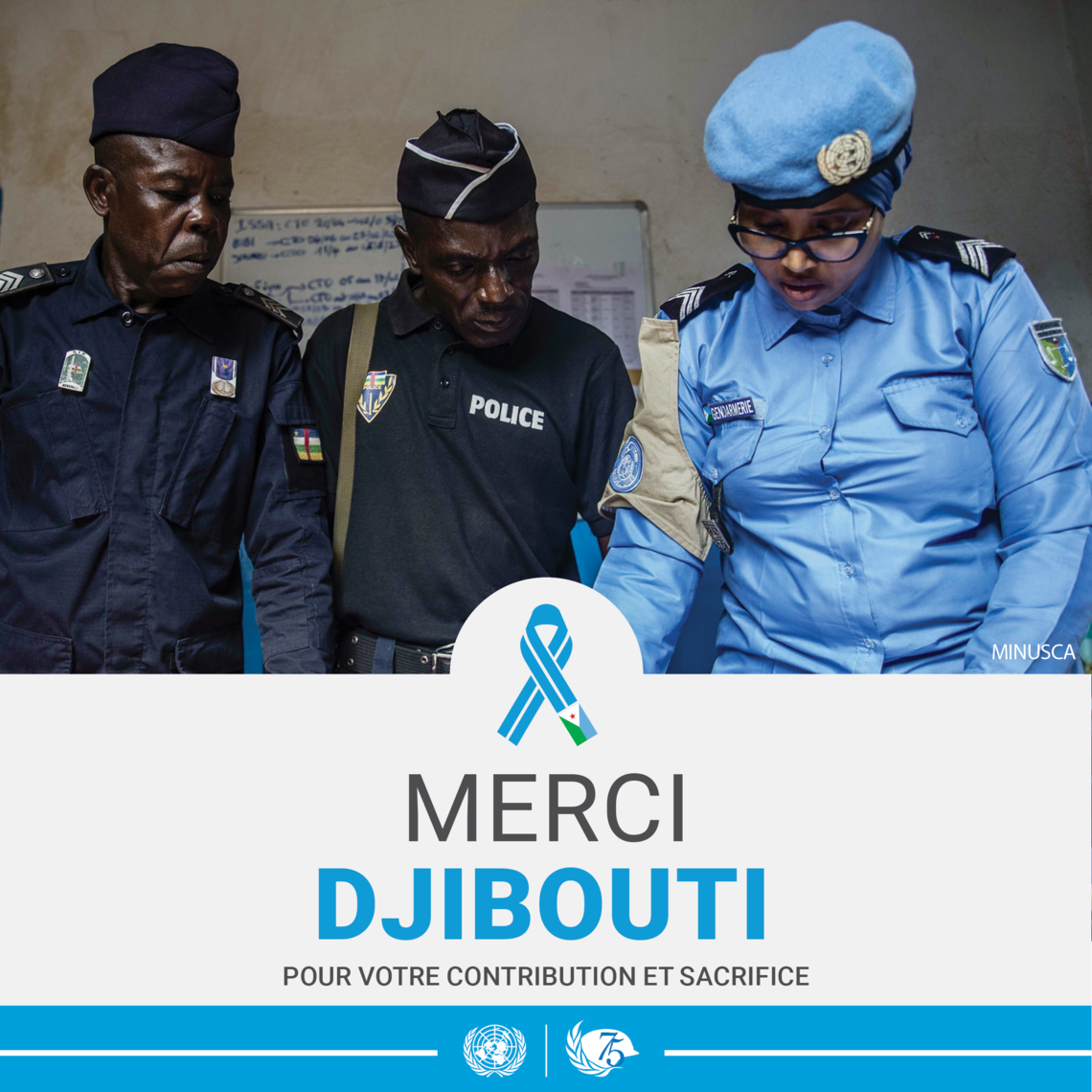 Deux policiers et un Casque bleu