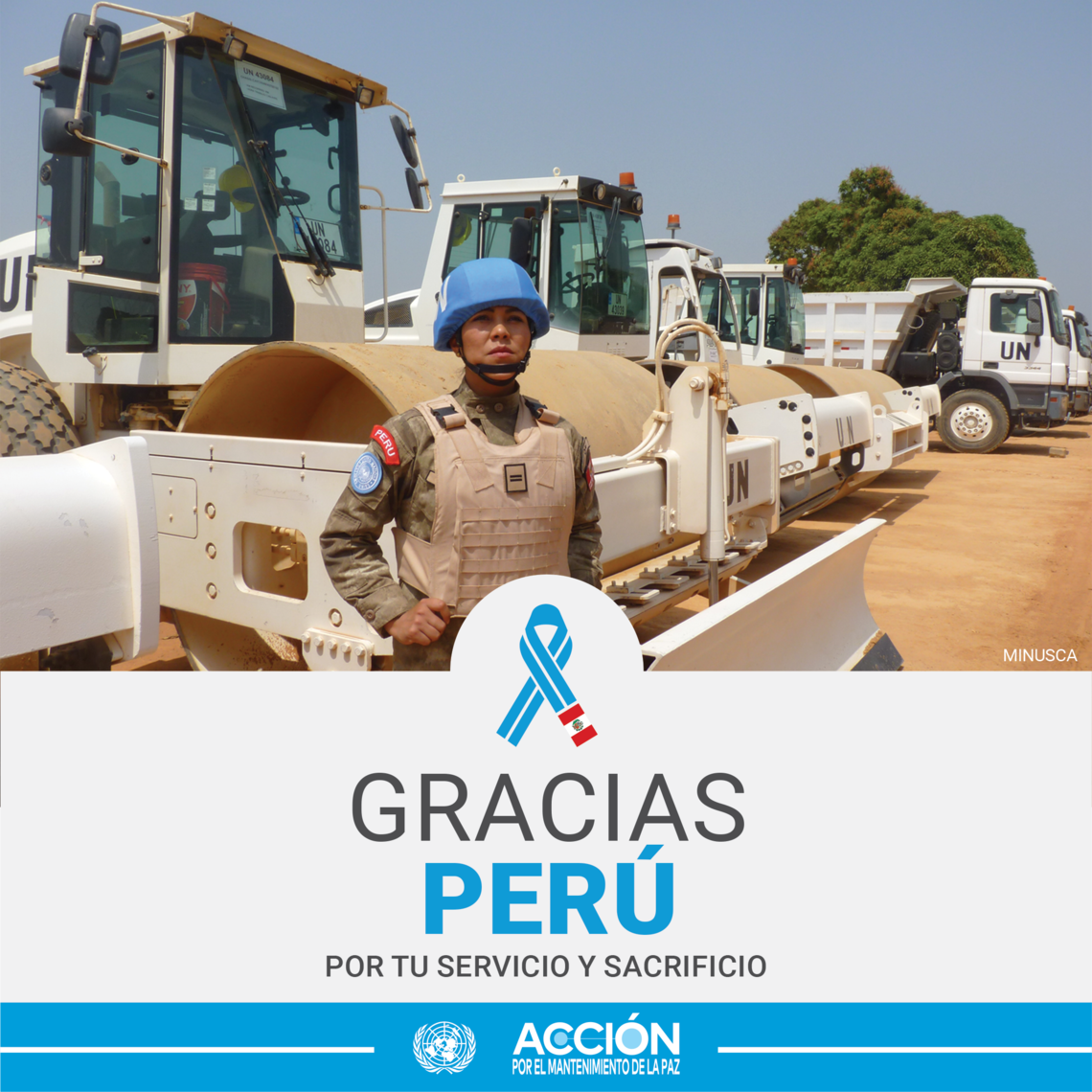 Tarjeta "Gracias, Perú, por tu servicio y sacrificio" con una imagen de una casco azul con tractores y otros vehículos de fondo.