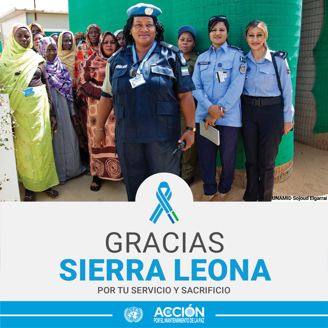 Tarjeta "Gracias, Sierra Leona, por tu servicio y sacrificio" con una casco azul en primer plano; detrás, otras cascos azules y mujeres civiles.
